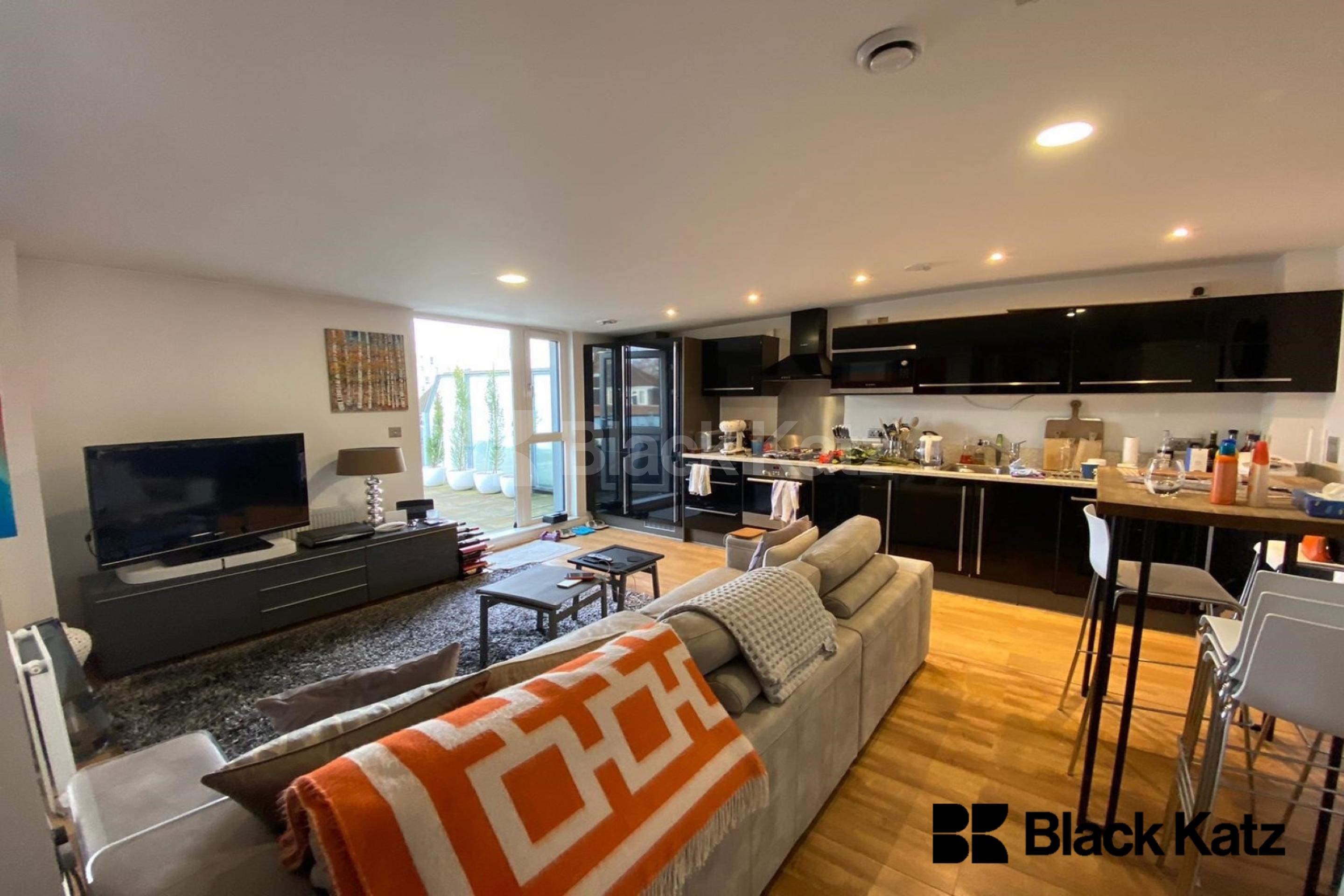 Decorated to the highest of standards, stunning two bedroomed Penthouse  Sharpley Court Pocock Street, Southwark / London Bridge   SE1